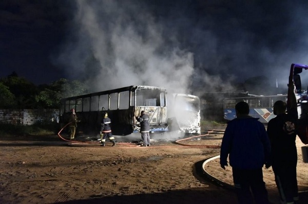 Llamas consumen dos buses de la Línea 55