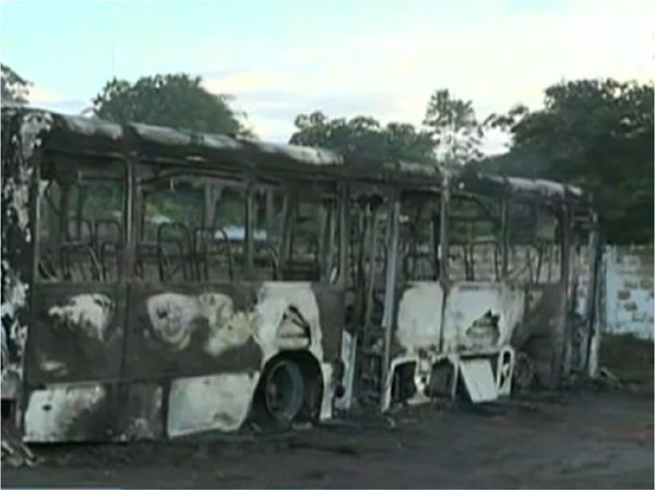 Incendio afecta a dos unidades de la Línea 55