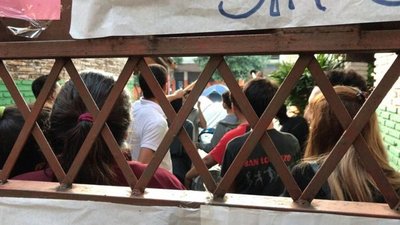 Alumnos toman colegio Roberto L. Petit - Nacionales - ABC Color