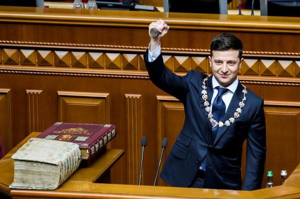 Ucrania: el actor cómico Volodimir Zelenski asumió la presidencia y disolvió el Parlamento | .::Agencia IP::.
