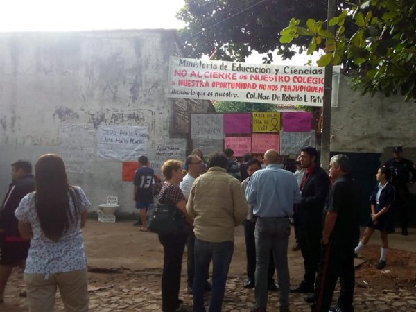 Estudiantes toman Colegio Nacional Roberto L. Petit