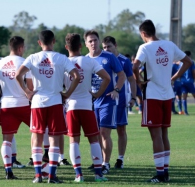 16 juveniles integran el sparring de la Albirroja para entrenamientos en Ypané - ADN Paraguayo