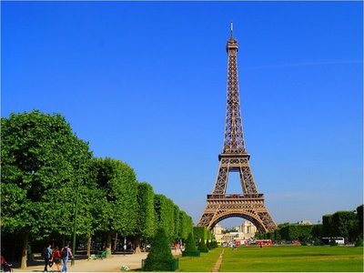 La Torre Eiffel es evacuada por un hombre que escaló la estructura
