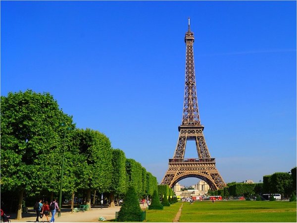 La Torre Eiffel es evacuada por un hombre que escaló la estructura