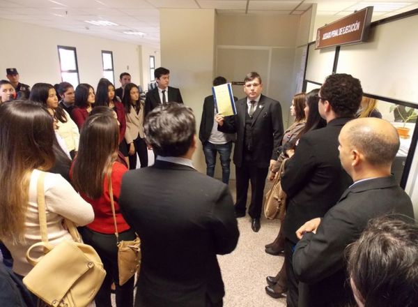 Estudiantes universitarios visitaron sede judicial de Cordillera