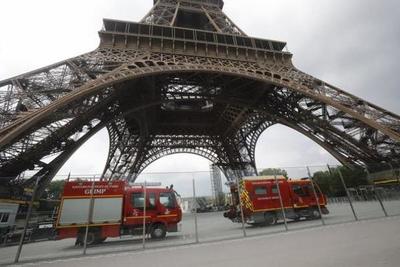 Evacúan la Torre Eiffel por un hombre que intenta escalarla | .::Agencia IP::.