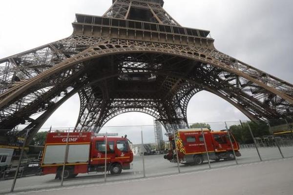 Evacúan la Torre Eiffel por un hombre que intenta escalarla | .::Agencia IP::.