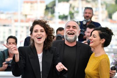 El cineasta Karim Ainouz rinde homenaje a las mujeres invisibles en Brasil