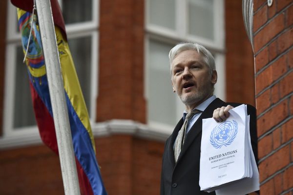 Ecuador registra papeles y ordenadores de Assange en Londres por petición de EEUU
