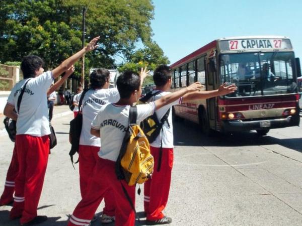 Estudiantes indignados por suba del pasaje denuncian además un mal servicio
