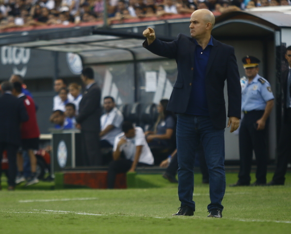 Fernando Jubero dejó de ser DT de Cerro