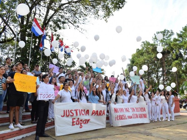 Villarrica: Lanzan globos exigiendo justicia tras muerte de universitario