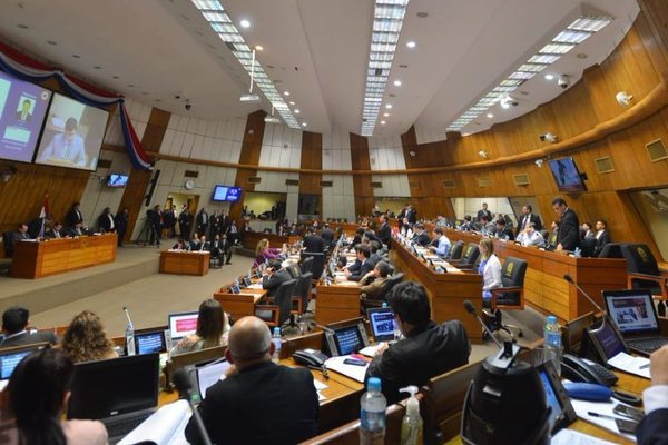 Médicos de la Cámara Baja pasan a depender directamente de Salud