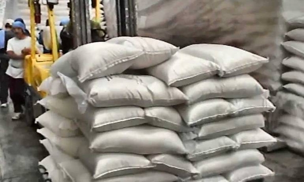 HOY / Fiscalía y Aduanas pelean por 32.000 kilos de azúcar: una pide liberarla, otra retenerla