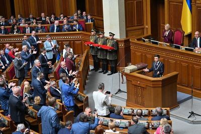 El presidente de Ucrania jura su cargo y anuncia disolución del Parlamento