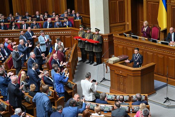 El presidente de Ucrania jura su cargo y anuncia disolución del Parlamento