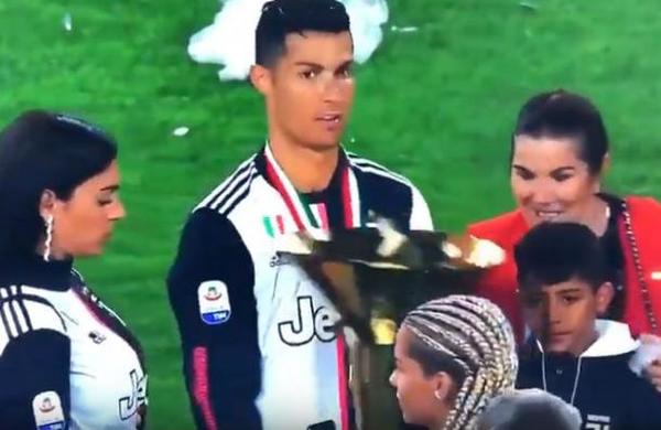 Cristiano Ronaldo golpeó en la cara a su hijo con el trofeo de la Serie A - C9N