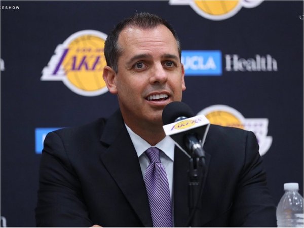 Los Lakers presentan a su nuevo entrenador Frank Vogel