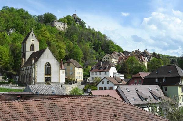 Un pueblo de Francia desafía a la ultraderecha y recibe a 80 migrantes » Ñanduti