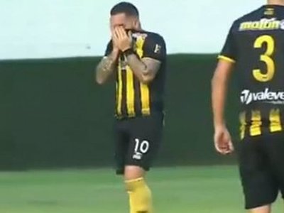 Eliminó al equipo de su papá y rompió en llanto