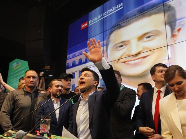 Zelenski se estrena como presidente de Ucrania y disuelve el Parlamento