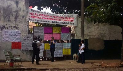 Alumnos toman colegio Roberto L. Petit trascierre de turno noche