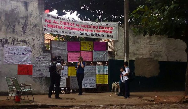 Alumnos toman colegio Roberto L. Petit trascierre de turno noche
