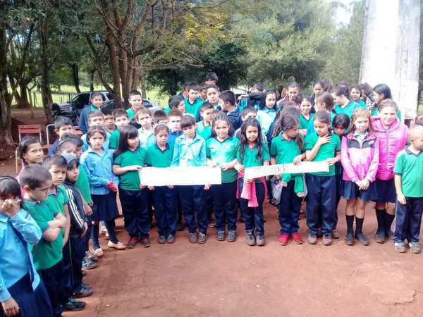 Padres y alumnos se manifiestan por falta de rubros en Mayor Otaño
