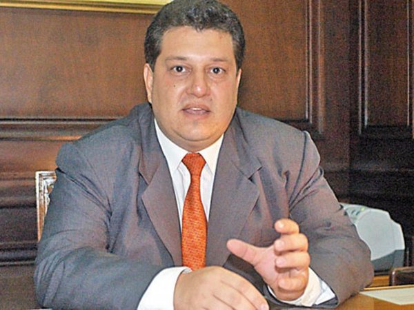 Instan a mantener un dólar estable para enfrentar la desaceleración