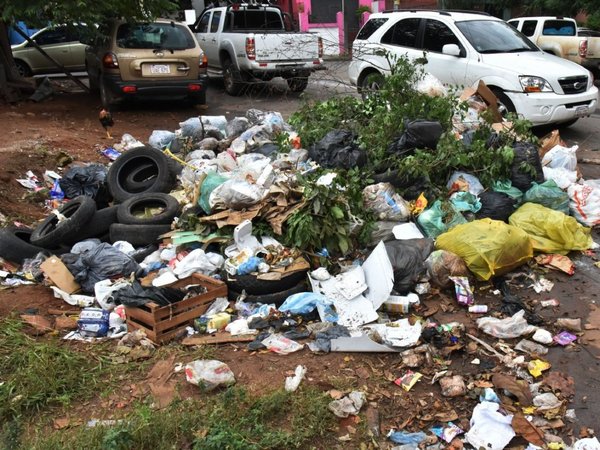 Minivertederos inundan y poluyen calles de Asunción