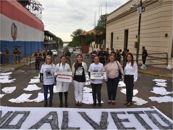 Médicos anuncian huelga si se veta la ley de jubilación