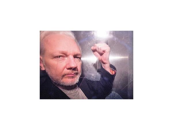 Ecuador registra la laptop de Assange a pedido de EEUU