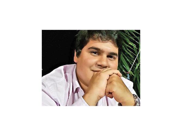 Director “se imagina” que hijastro de Rivas acude a su trabajo