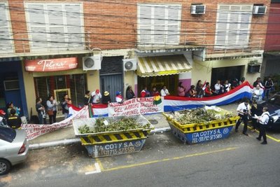 Bogadenses exigen la destitución de Nicanor de la EBY - Nacionales - ABC Color