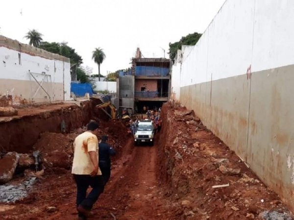 Albañil quedó herido en su primer día de trabajo tras derrumbarse una pared