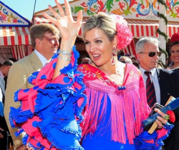 Prohíben difusión de videos donde se ve a la reina de Holanda bailando.