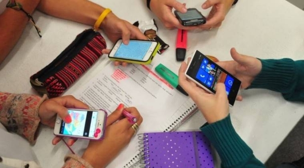 HOY / Con dictamen en contra, estudian regular celulares en colegios