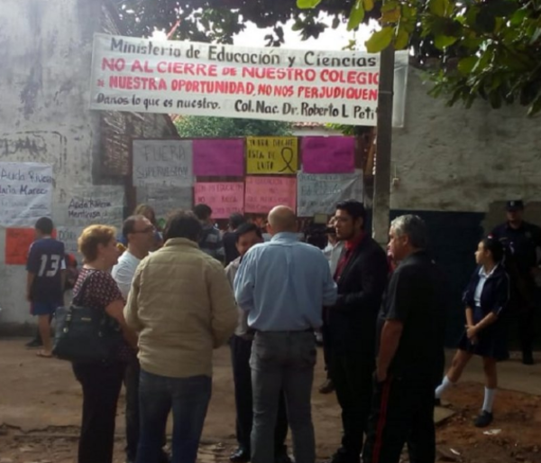 Toman el colegio Roberto L. Petit - ADN Paraguayo