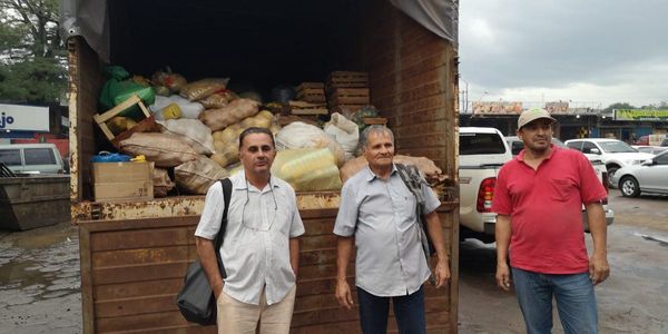 Indígenas y campesinos donan alimentos a damnificados