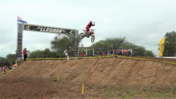 Competidores del Nacional de Motocross pusieron a prueba el suelo chaqueño
