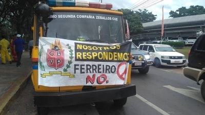 HOY / Bomberos voluntarios escrachan a Mario Ferreiro