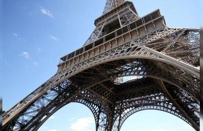 Hombre escaló la torre Eiffel hasta el tercer piso sin arnés: fue detenido - C9N