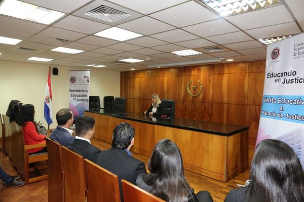 Universitarios conocen sistema Penal y Constitucional