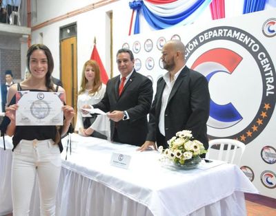 Central entregó certificados a jóvenes del Programa de Becas Juventud