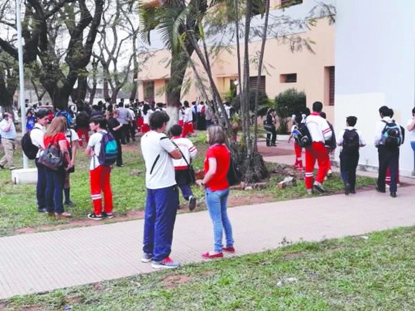CNC: tras toma, expulsan del colegio a 5 alumnos