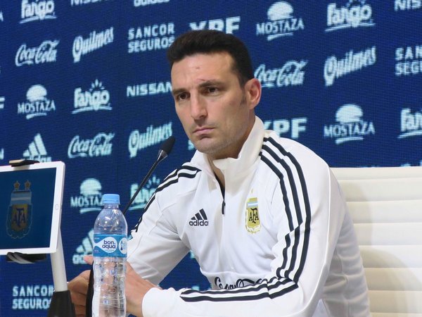 Scaloni: "El recambio se hizo, pero sin cerrarle las puertas a nadie"