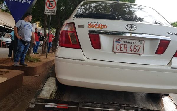 Vehículos estacionados en aceras y paseos centrales serán llevados con grúa