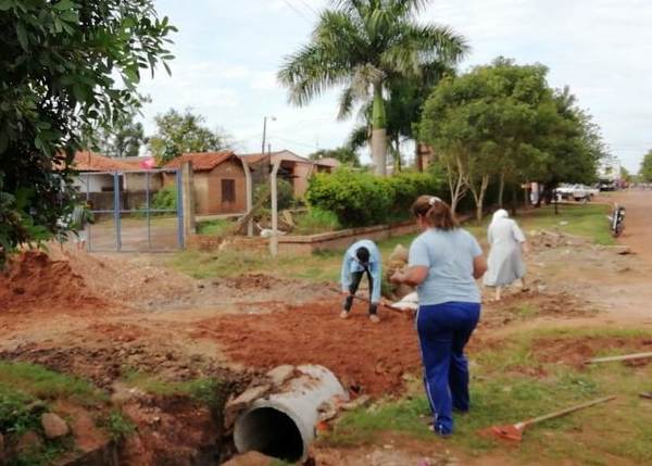 Directora, docentes y alumnos de una escuela reparan calle ante inacción municipal | Radio Regional 660 AM