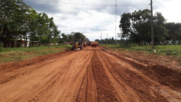 Reparan caminos rurales en zonas críticas de San Pedro