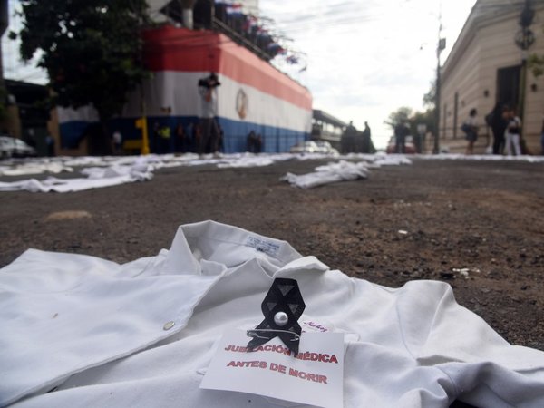 Médicos anuncian huelga tras veto parcial a la ley de jubilación